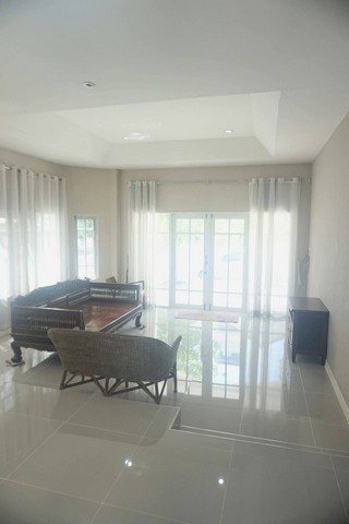 บ้านเดี่ยวพร้อมอยู่ให้เช่า ถนน ศรีนครินทร์ 51 ใกล้ ซีคอนสแควร์และรถไฟฟ้า MRT สายสีเหลือง
