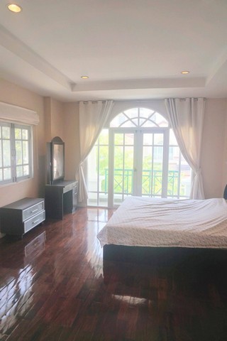 บ้านเดี่ยวพร้อมอยู่ให้เช่า ถนน ศรีนครินทร์ 51 ใกล้ ซีคอนสแควร์และรถไฟฟ้า MRT สายสีเหลือง