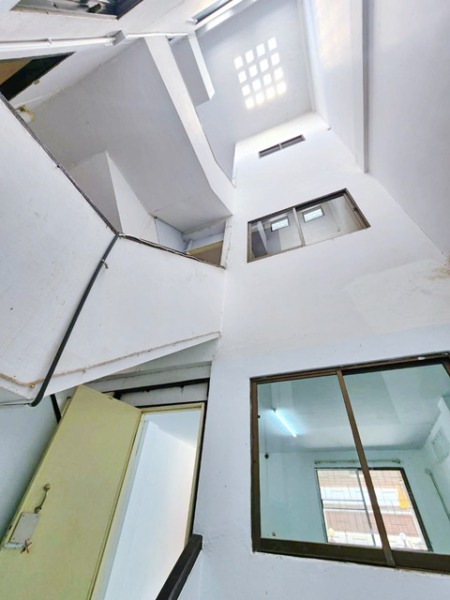 แยกรัชดา ห้วยขวาง ให้เช่าทาวน์เฮ้าส์ 3.5 ชั้น 25 ตร.วา.310 ตร.ม. ซ.อินทามระ 31-39 MRT สุทธิสาร 899ม.