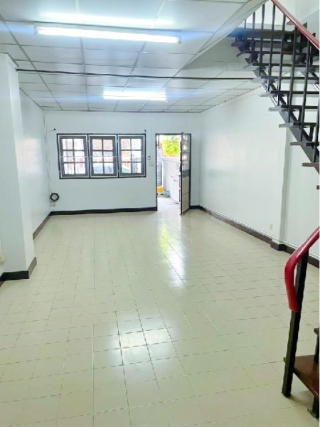 ราชภัฏจันทรเกษม 3.8 กม ทาวน์เฮาส์ 2 ชั้น รีโนเวทใหม่ 3 นอน 2 น้ำ 22ตร.วา.162 ตร.ม.ม