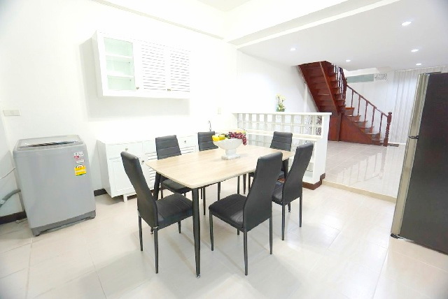 7นอน ให้เช่าทาวน์เฮ้าส์ 3 ชั้น รัชดา1-5 MRT พระราม 9 500 ม. เซ็นทรัล พระราม 9 1.9 กม. ดาดฟ้า หลังใหญ่ 422ตร.ม.37 ตร.วา.