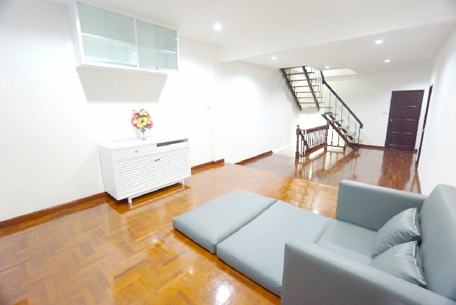 7นอน ให้เช่าทาวน์เฮ้าส์ 3 ชั้น รัชดา1-5 MRT พระราม 9 500 ม. เซ็นทรัล พระราม 9 1.9 กม. ดาดฟ้า หลังใหญ่ 422ตร.ม.37 ตร.วา.