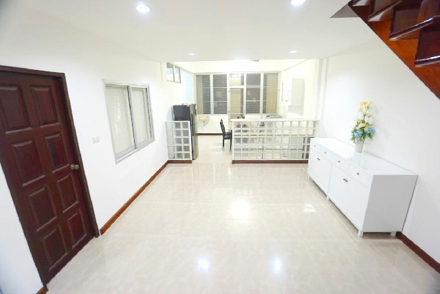 7นอน ให้เช่าทาวน์เฮ้าส์ 3 ชั้น รัชดา1-5 MRT พระราม 9 500 ม. เซ็นทรัล พระราม 9 1.9 กม. ดาดฟ้า หลังใหญ่ 422ตร.ม.37 ตร.วา.