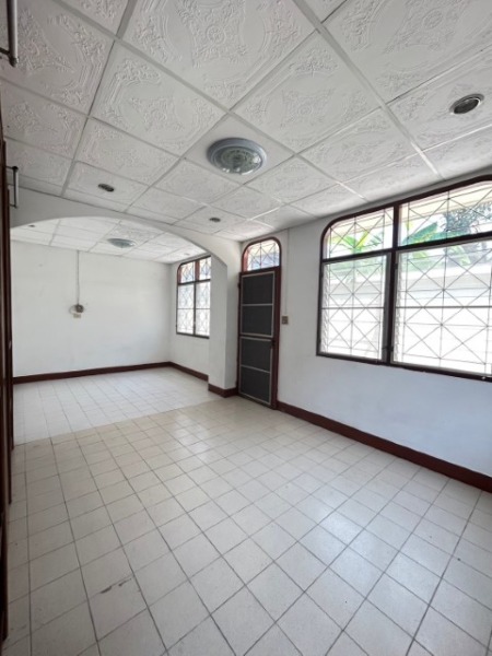 ให้เช่าบ้านเดี่ยว2ชั้น90ตร.วมีสนามหญ้า300ตร.ม3นอน1ทำงาน1แม่บ้าน1ห้องเก็บของ แอร์ 4 เครื่อง เฟอน์บางส่วน เช่า 30,000 บาท/