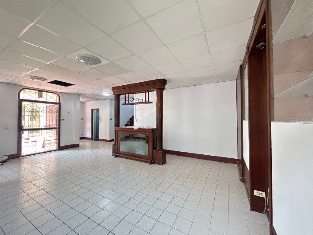 ให้เช่าบ้านเดี่ยว2ชั้น90ตร.วมีสนามหญ้า300ตร.ม3นอน1ทำงาน1แม่บ้าน1ห้องเก็บของ แอร์ 4 เครื่อง เฟอน์บางส่วน เช่า 30,000 บาท/