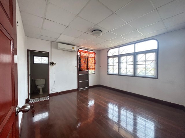 ให้เช่าบ้านเดี่ยว2ชั้น90ตร.วมีสนามหญ้า300ตร.ม3นอน1ทำงาน1แม่บ้าน1ห้องเก็บของ แอร์ 4 เครื่อง เฟอน์บางส่วน เช่า 30,000 บาท/