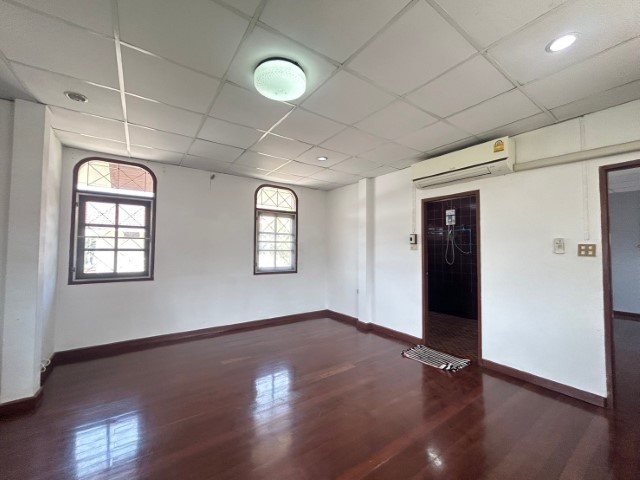 ให้เช่าบ้านเดี่ยว2ชั้น90ตร.วมีสนามหญ้า300ตร.ม3นอน1ทำงาน1แม่บ้าน1ห้องเก็บของ แอร์ 4 เครื่อง เฟอน์บางส่วน เช่า 30,000 บาท/