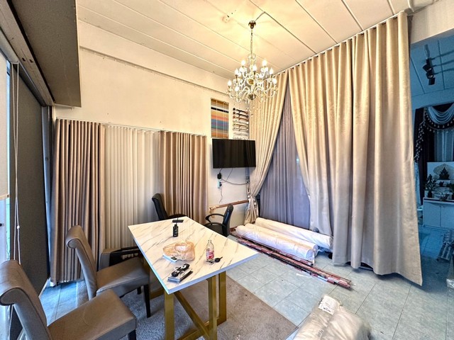 อาคารพาณิชย์กึ่งทาวน์โฮม 3 ชั้น ม.รัตนาธิเบศร์ เซ็นทรัลเวสเกต ใกล้รถไฟฟ้าสายสีม่วง 17 ตร.ว สภาพดี การเดินทางสะดวก