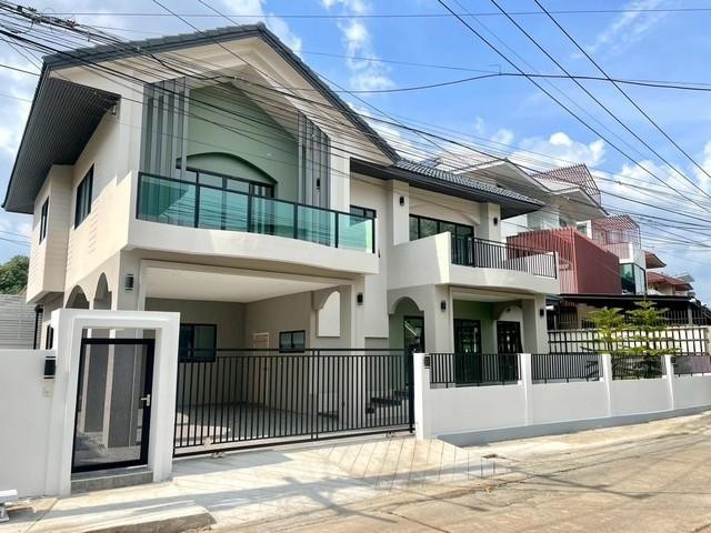 ขายบ้านเดี่ยว 2 ชั้น รีโนเวทใหม่ทั้งหลัง หมู่บ้านปรีชาล้ำเพชร รามคำแหง76 ใกล้รถไฟฟ้าสายสีส้ม