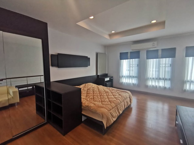 คฤหาสน์แนวตั้ง APLบ้านทับช้าง 600 ม.ระราม9 ทำเลคนรวย 252ตร.ม. บ้านกลางเมือง ม.แสตมฟอร์ด 3.3 กม. 3-4นอน ให้เช่า 3 ชั้น กร