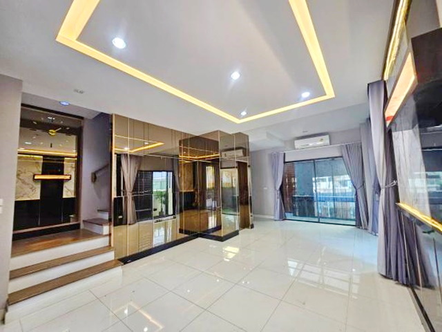 ตลาดออเงิน900ม ให้เช่าทาวน์โฮม 3ชั้น หลังมุม 25ตร.วา.MRTมัยลาภ 3.9กม.300ตร.ม. บ้านกลางเมือง 3นอน 3น้ำ สุขาภิบาล5