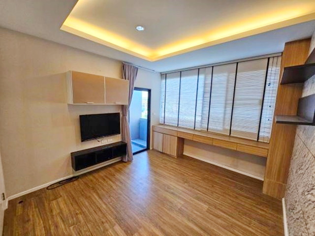 ตลาดออเงิน900ม ให้เช่าทาวน์โฮม 3ชั้น หลังมุม 25ตร.วา.MRTมัยลาภ 3.9กม.300ตร.ม. บ้านกลางเมือง 3นอน 3น้ำ สุขาภิบาล5