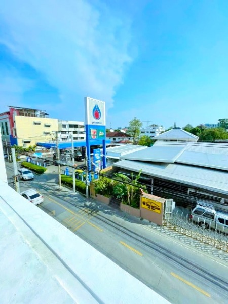 MRT ห้วยขวาง 650 ม. รร.นานาชาติรีเจ้นท์ 3.8 กม. ติดถนน อาคารสำนักงาน 4 ชั้น พร้อมออฟฟิศ ชั้น 3 พร้อมเฟอร์ 2 น้ำ 31 ตร.ม.