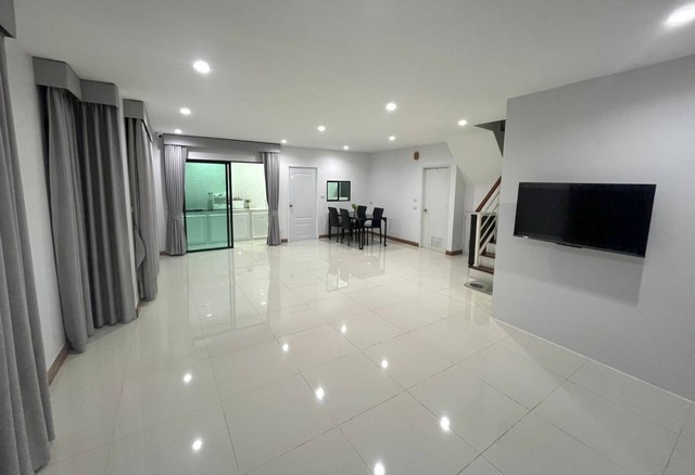 ให้เช่า บ้านเดี่ยว2ชั้น 51ตรว. อยู่ถ.เฉลิมพระเกียรติ ร.9 ใกล้ซีคอนสแควร์
