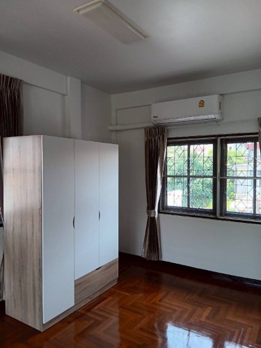 ให้เช่าบ้านเดี่ยว2ชั้น ถนน สุขุมวิท54 รีโนเวทใหม่ทั้งหลัง แอร์เฟอร์นิเจอร์ครบ มี3ห้องนอน2ห้องน้ำ ราคาเช่าเดือนละ50,000บา