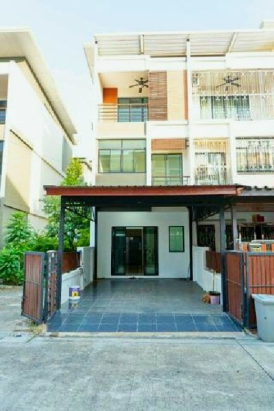 ตลาดสำเพ็ง 2 450ม.ให้เช่าทาวน์โฮม 3 ชั้นหลังมุม 3 นอน ถ.สาทร-กัลปพฤกษ์ 24 ตร.วา.284ตร.ม.ติดถนนใหญ่ MRT หลักสอง ไพโอเนียร