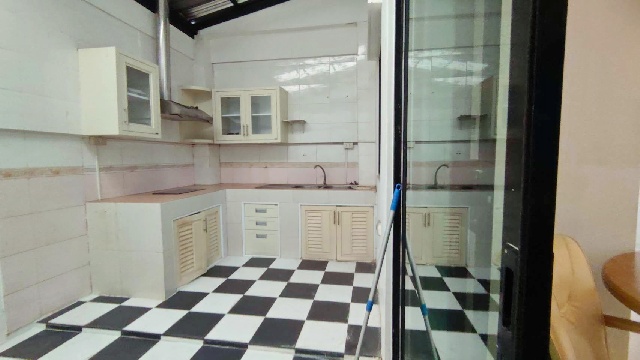 ตลาดสำเพ็ง 2 450ม.ให้เช่าทาวน์โฮม 3 ชั้นหลังมุม 3 นอน ถ.สาทร-กัลปพฤกษ์ 24 ตร.วา.284ตร.ม.ติดถนนใหญ่ MRT หลักสอง ไพโอเนียร