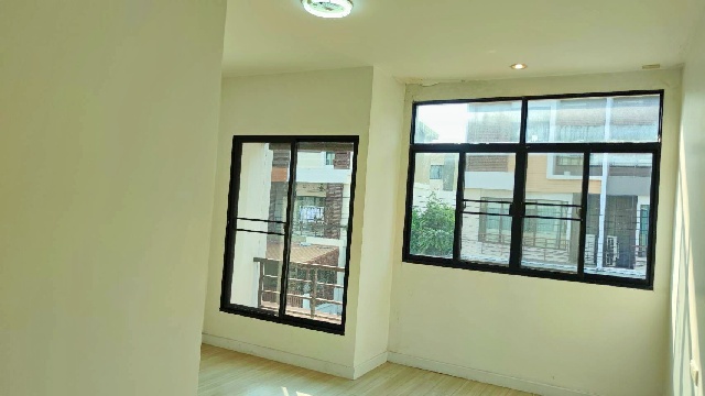 ตลาดสำเพ็ง 2 450ม.ให้เช่าทาวน์โฮม 3 ชั้นหลังมุม 3 นอน ถ.สาทร-กัลปพฤกษ์ 24 ตร.วา.284ตร.ม.ติดถนนใหญ่ MRT หลักสอง ไพโอเนียร