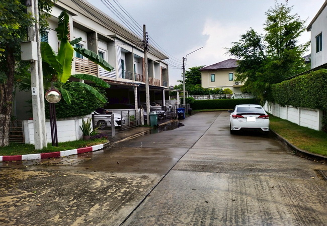 ขายทาวน์เฮ้าส์ หมู่บ้านฮาบิทาวน์ วัชรพล เนื้อที่ 29 ตร.ว. หลังมุม แต่งสวย พร้อมอยู่