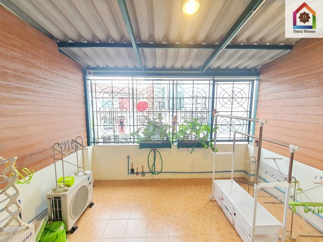 อาคารพาณิชย์ อาคารพาณิชย์ จังหวัดนนทบุรี พ.ท. 18 ตรว. 5 นอน 4 BATHROOM 9500000 BAHT. เข้าออกได้หลายทาง