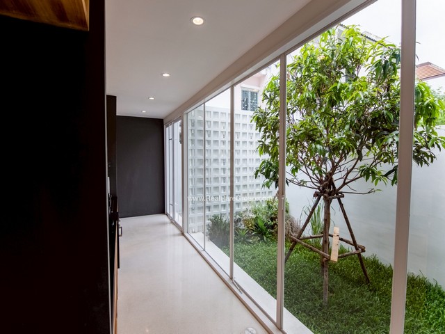 ขายทาวน์โฮม 3 ชั้น 37 ตรว. 280 ตรม รัชดาภิเษก36 รีโนเวทใหม่ เดินระบบน้ำไฟใหม่หมด ใกล้รถไฟฟ้า 3 สาย พร้อมอยู่