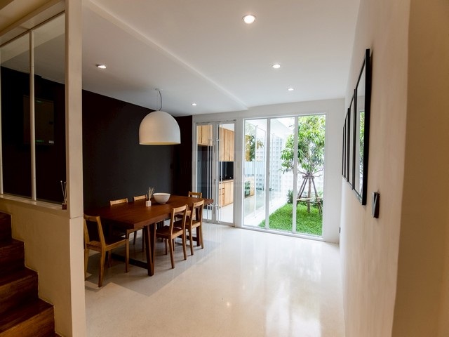 ขายทาวน์โฮม 3 ชั้น 37 ตรว. 280 ตรม รัชดาภิเษก36 รีโนเวทใหม่ เดินระบบน้ำไฟใหม่หมด ใกล้รถไฟฟ้า 3 สาย พร้อมอยู่