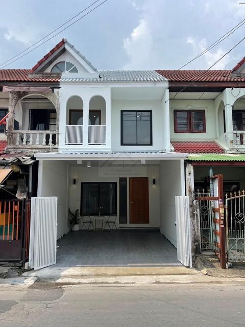 ขายทาวน์เฮาส์ 2 ชั้น 22 ตรว. ซอยนวมินทร์ 111 ตกแต่งใหม่พร้อมอยู่ ใกล้ตลาดปัฐวิกรณ์