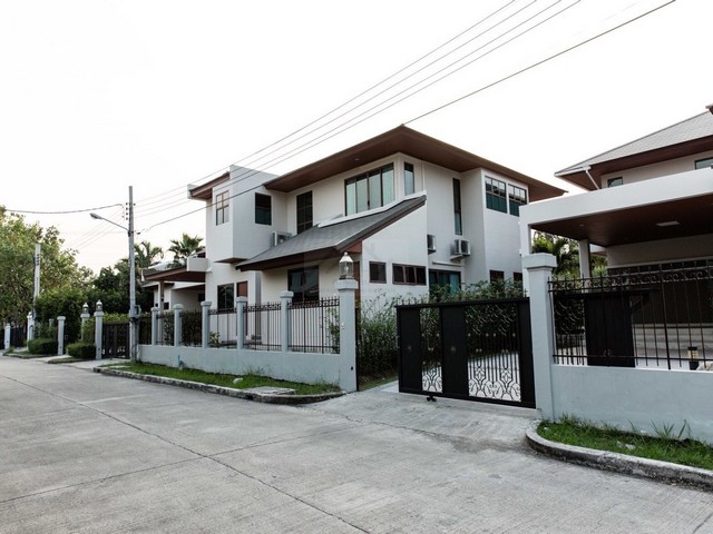 ให้เช่าบ้านเดี่ยว 2 ชั้น 3 หลัง 400 ตรว. 12 ห้องนอน หมู่บ้านเพอร์เฟค มาสเตอร์พีช พระราม 9 พร้อมสระว่ายน้ำ ใกล้ Stamford