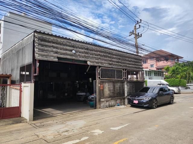 ให้เช่าบ้าน 2 ชั้น หมู่บ้านเสรี พระราม 9 แปลงมุม พร้อมโกดัง อยู่ตรงข้ามเดอะไนน์ เหมาะทำออฟฟิศ หรือโกดัง