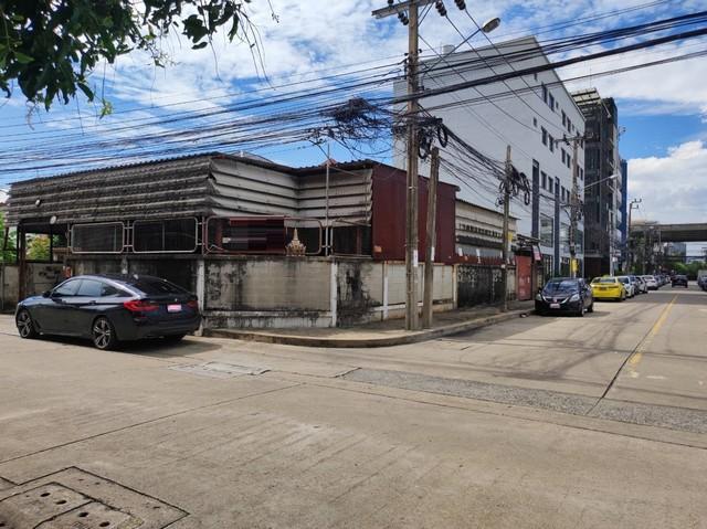 ให้เช่าโกดัง พร้อมบ้านบ้าน 2 ชั้น หมู่บ้านเสรี พระราม 9 แปลงมุม อยู่ตรงข้ามเดอะไนน์