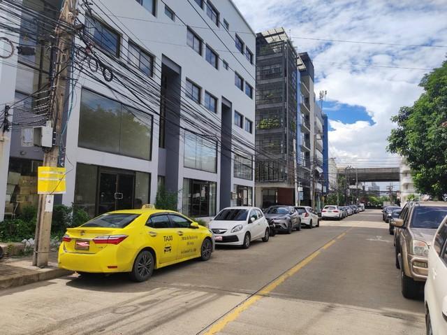 ให้เช่าโกดัง พร้อมบ้านบ้าน 2 ชั้น หมู่บ้านเสรี พระราม 9 แปลงมุม อยู่ตรงข้ามเดอะไนน์