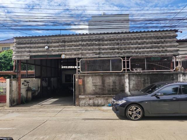 ให้เช่าโกดัง พร้อมบ้านบ้าน 2 ชั้น หมู่บ้านเสรี พระราม 9 แปลงมุม อยู่ตรงข้ามเดอะไนน์