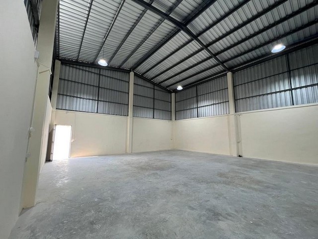 ขายโกดังใหม่ พื้นที่ใช้สอย 180 ตรม. ใกล้บางบอน 5 รถบรรทุกเข้า-ออกได้สะดวก
