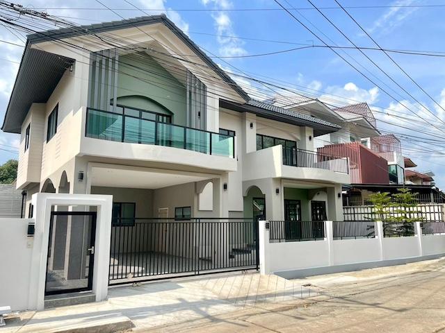 ขายบ้านเดี่ยว 2 ชั้น 70 ตรว. หมู่บ้านปรีชาล้ำเพชร รามคำแหง 76 หน้าบ้านหันทิศใต้ พร้อมเข้าอยู่