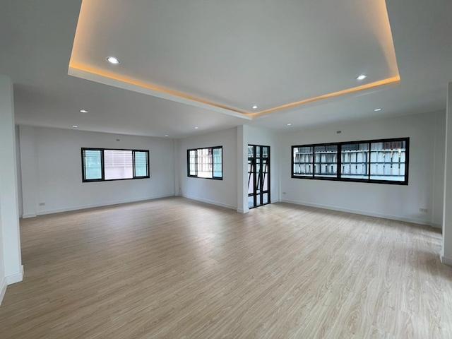 ขายบ้านเดี่ยว 2 ชั้น 70 ตรว. หมู่บ้านปรีชาล้ำเพชร รามคำแหง 76 หน้าบ้านหันทิศใต้ พร้อมเข้าอยู่