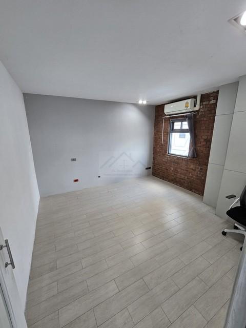 ให้เช่าพื้นที่สำนักงาน พื้นที่ 210 ตรม. ตึก APAI LoFT ซอยเอกมัย 22 ใกล้ BTS เอกมัย