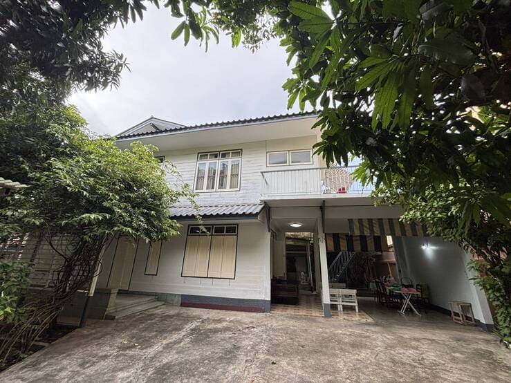 ขายที่ดินพร้อมบ้าน ติดถนนซอยเจริญนคร 78 ขนาด 256.4 ตารางวา สนใจติดต่อ 0858289454