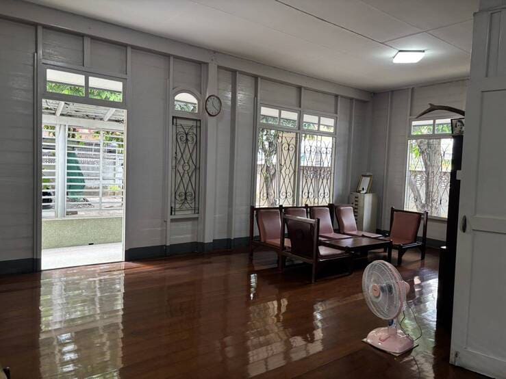 ขายที่ดินพร้อมบ้าน ติดถนนซอยเจริญนคร 78 ขนาด 256.4 ตารางวา สนใจติดต่อ 0858289454