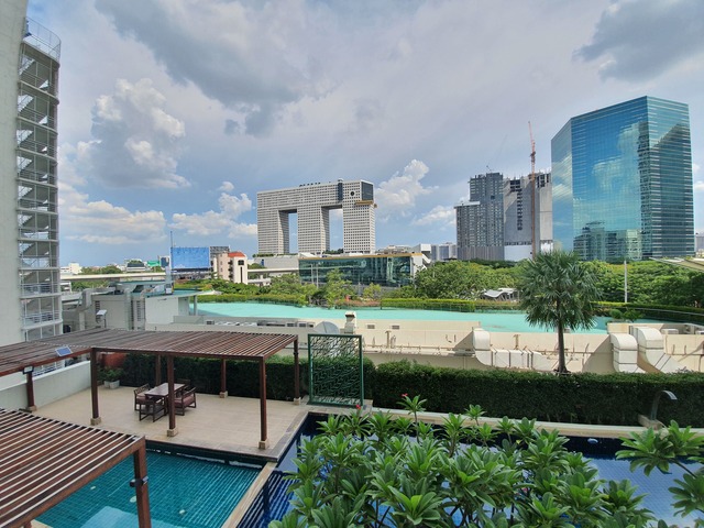 Spacious 1-Bedroom Condo on a Low Floor with a Stunning Swimming Pool View at Wind Ratchayothin