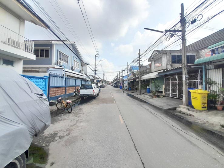 ทาวน์เฮ้าส์ 2 ชั้น หมู่บ้านลานทอง ติวานนท์-ปากเกร็ด นนทบุรี
