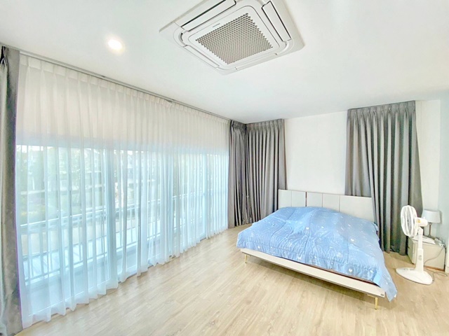 ขายคฤหาสน์เดี่ยวใหญ่ที่สุด 2ชั้น ขายขาดทุนจำเป็นต้องใช้ 4-5นอน ตลาดบางปูใหม่ 5.9กม. หลังมุม อยู่หน้าสวน 79 ตร.วา.220 ตร.