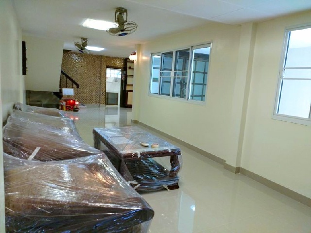 MRT คลองเตย 1.2กม.ทาวน์เฮ้าส์ 2 ชั้น ให้เช่า 20 ตร.วา. 160 ตร.ม. 4 นอน เซนต์แอนดรูว์ส สุขุมวิท 4.7 กม. อาคารมาลีนนท์ 2.6