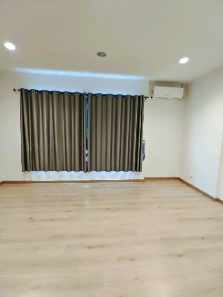 เทพรักษ์ MRTลาดปลาเค้า 2.2 กม.ม.นอร์ทกรุงเทพ 1.7 กม. ให้เช่าทาวน์โฮม 3ชั้น 4นอน 3น้ำ ทำเลดี ย่านพหลโยธิน รามอินทรา