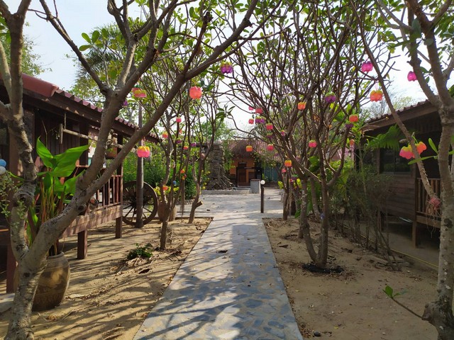 ขายที่ดิน 3 ไร่ อ.ดอนเจดีย์ จ.สุพรรณบุรี พร้อมสิ่งปลูกสร้าง รีสอร์ท 14 หลัง