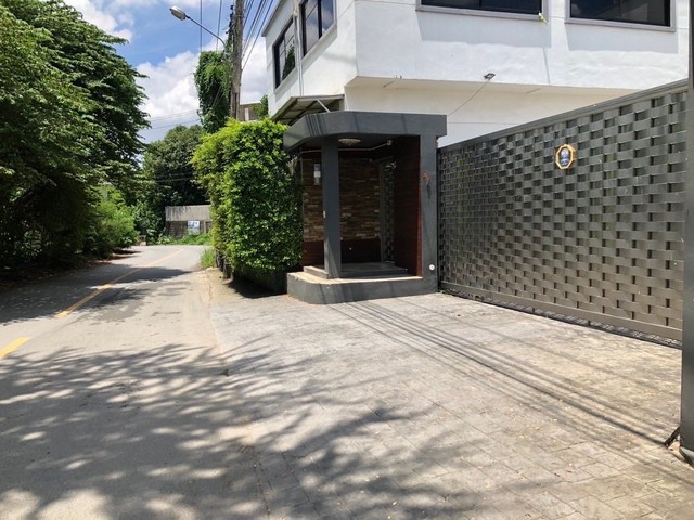 บ้านเดี่ยว เนื้อที่ 1 ไร่ บ้าน 2 หลัง บ้านสวยพร้อมอยู่ ใกล้ รพ ศิริราช 3.5 km อยู่ในซอยจรัญ 35