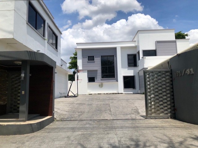 บ้านเดี่ยว เนื้อที่ 1 ไร่ บ้าน 2 หลัง บ้านสวยพร้อมอยู่ ใกล้ รพ ศิริราช 3.5 km อยู่ในซอยจรัญ 35
