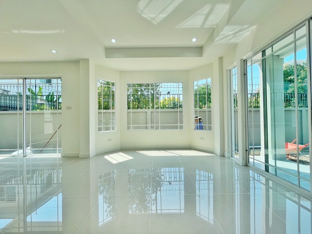 บ้านเดี่ยว รีโนเวทใหม่ บ้านสีวลี ปิ่นเกล้า-สาทร ติดถนนราชพฤกษ์ หลังริม สไตล์โมเดิร์น หรูหรา ด้วยวัสดุเกรดพรีเมี่ยม