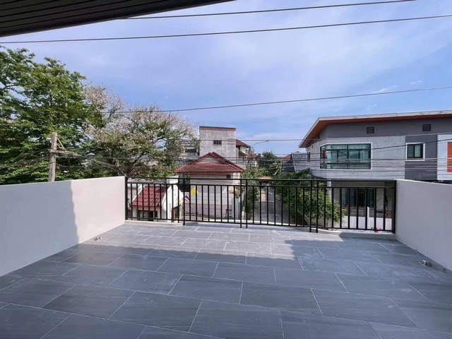 หมู่บ้านปรีชาล้ำเพชร รามคำแหง 76 บ้านสวยพร้อมอยู่ บ้านเดี่ยว 2 ชั้น (หน้าบ้านใต้)