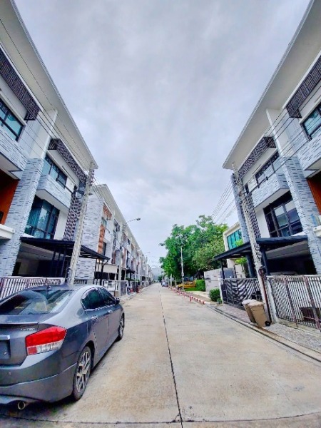 ถนนบางนาตราด กม.5 MRT ศรีเอี่ยม 1.1กม.ให้เช่าทาวน์โฮม 3ชั้น 20ตร.วา.232ตร.ม. ตรงข้าม นานาชาติราฟเฟิลส์