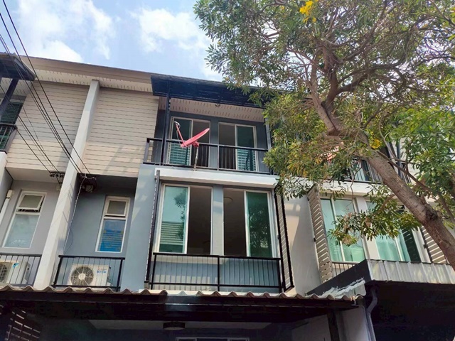 เซ็นทรัล รามอินทรา 3.2กม. จดทะเบียนได้ โลตัส ลาดปลาเค้า 850ม. ให้เช่าทาวน์โฮม 3 ชั้น 3นอน เกษตร-นวมินทร์ 160 ตร.ม. 4แอร์